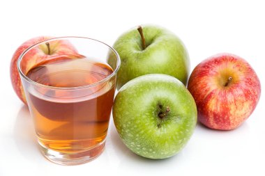 Beyaz arka planda elma suyu.