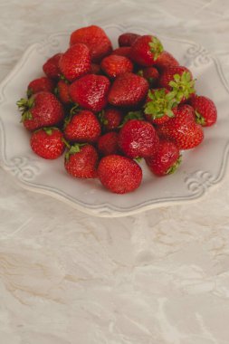 Lezzetli meyveler masada.