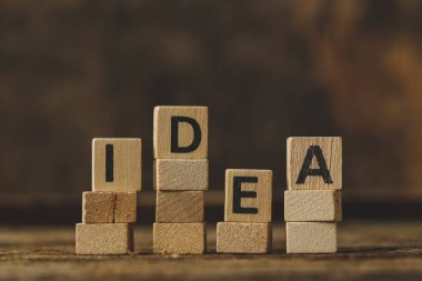 Kelimeler, fikir. Oyuncak tuğlalar masanın üstünde.