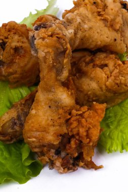 Yiyecekler. Lezzetli, kızarmış tavuk budu, beyaz arka planda.