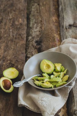 Bir tabakta nefis avokado