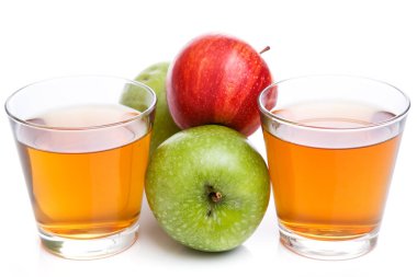 Beyaz arka planda elma suyu.