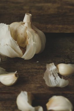 Tahta masada beyaz sarımsak.