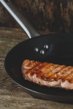 Lezzetli, ızgara somon masada.