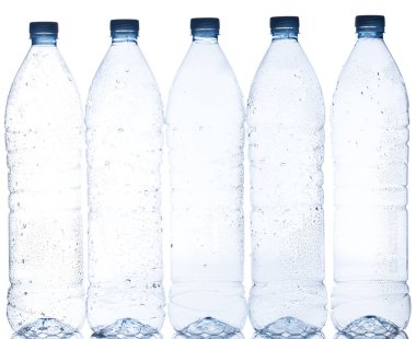 Beyaz arkaplanda boş su şişesi