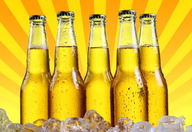 Soyut turuncu arka planı olan buzlu bira şişeleri.