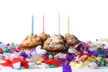 Doğum günü pastaları ve mumlar.