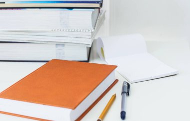 Okul, eğitim. Kitaplar masaya.