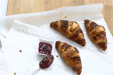 Yiyecekler. Masada lezzetli kruvasan var.