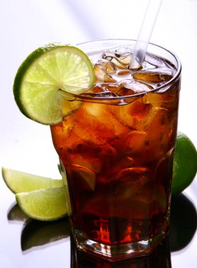 Limonlu taze buzlu çay bardağı.