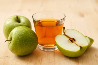 Masada elmalı bir bardak elma suyu.