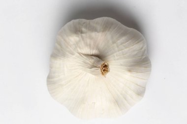 Beyaz arka planda sarımsak