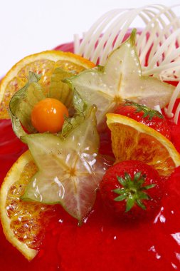 Lezzetli bir tatlı. Beyaz arkaplanda dekore edilmiş cheesecake