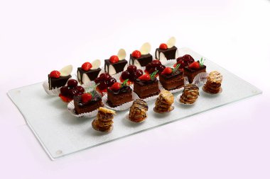 Tatlı meyveli kek tabakta