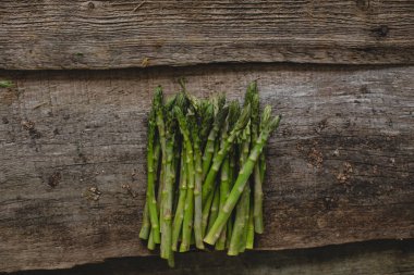Yiyecekler. Ahşap bir masada kuşkonmaz