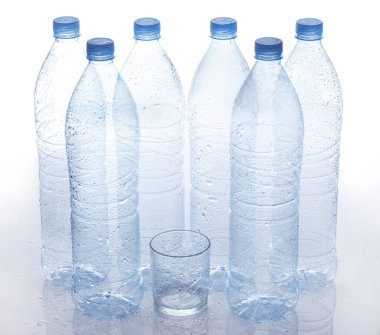 Beyaz arkaplanda boş su şişesi