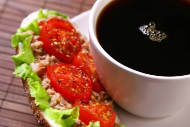 Taze sanswich, ton balığı ve sebzeli.