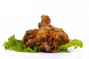 Yiyecekler. Lezzetli, kızarmış tavuk budu, beyaz arka planda.