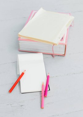 Okul, eğitim. Masadaki boş not defteri.