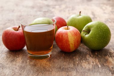 Masada elmalı bir bardak elma suyu.