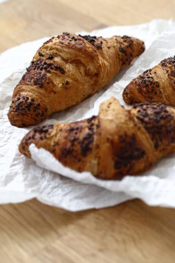 Yiyecekler. Masada lezzetli kruvasan var.