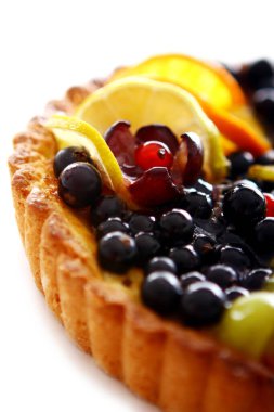 Frenk üzümlü kek ve beyaz arka planda izole edilmiş narenciye meyvesi.