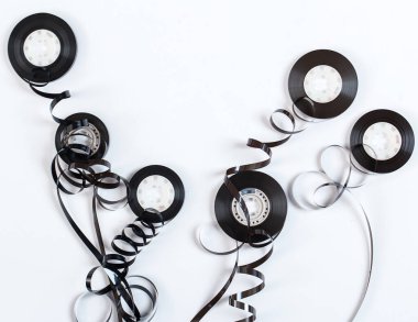 Beyaz arkaplanda karışık ses bandı