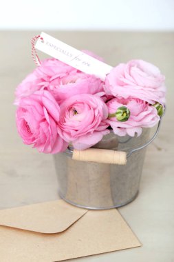 Çiçekler, gül. Tencerede güzel, pembe bir buket