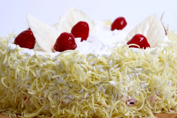 Lezzetli Bir Tatlı Beyaz Arkaplanda Dekore Edilmiş Cheesecake — Stok fotoğraf
