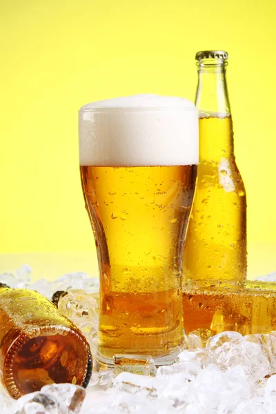 Flaschen Und Glas Bier Mit Schaum Vor Gelbem Hintergrund — Stockfoto