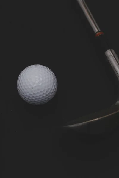 Golfbal Een Zwarte Achtergrond — Stockfoto