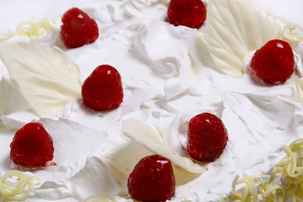 Delicioso Postre Decorado Tarta Queso Decorada Sobre Fondo Blanco — Foto de Stock