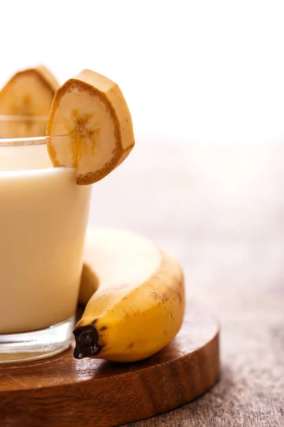 Leckerer Bananen Milchshake Auf Einem Tisch — Stockfoto