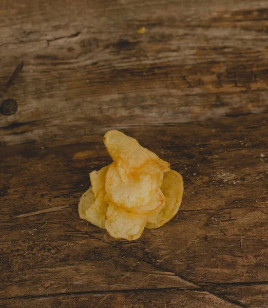 Läckra Chips Träbordet — Stockfoto