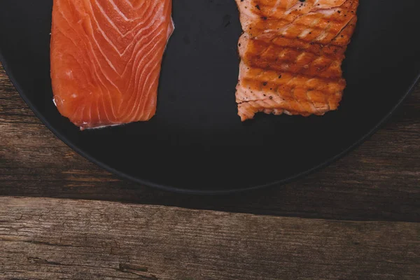 Twee Plakjes Zalm Een Schotel — Stockfoto