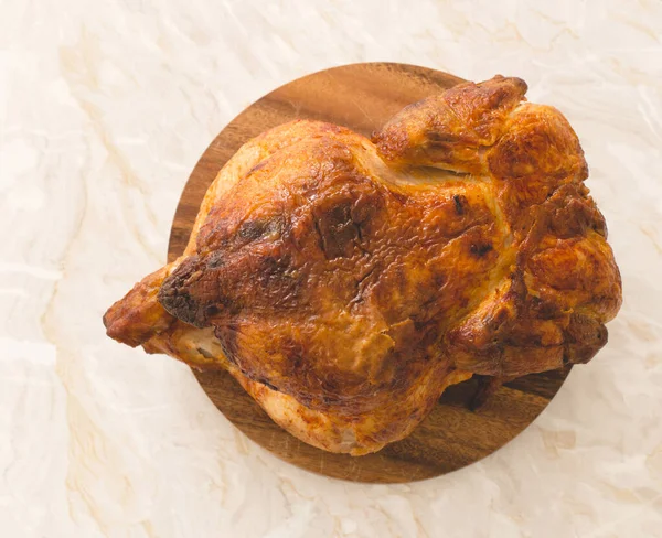 Ψητό Κοτόπουλο Στο Τραπέζι — Φωτογραφία Αρχείου