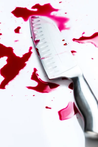 殺人だ 血のプールでナイフ — ストック写真