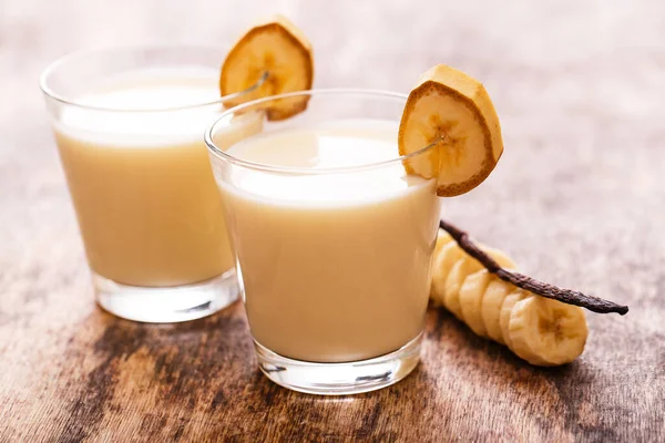 Leckerer Bananen Milchshake Auf Einem Tisch — Stockfoto