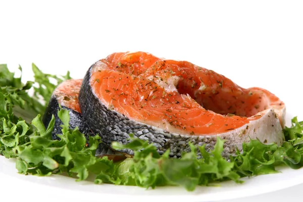 Una Guarnición Salmón Fresco Con Ensalada — Foto de Stock