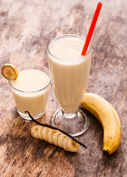 Leckerer Bananen Milchshake Auf Einem Tisch — Stockfoto