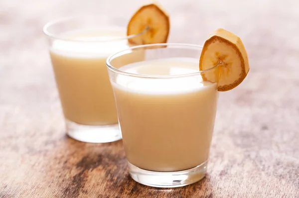 Leckerer Bananen Milchshake Auf Einem Tisch — Stockfoto