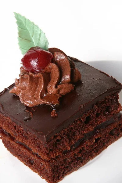 Una Dolce Torta Frutta Cioccolato Con Ciliegia — Foto Stock