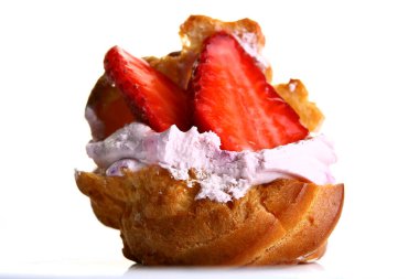 Beyaz arka planda lezzetli meyveli kek.