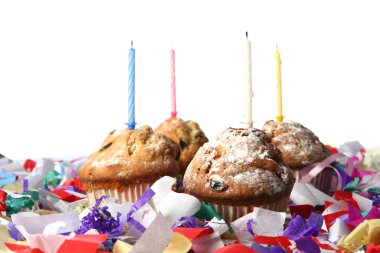 Doğum günü pastaları ve mumlar.