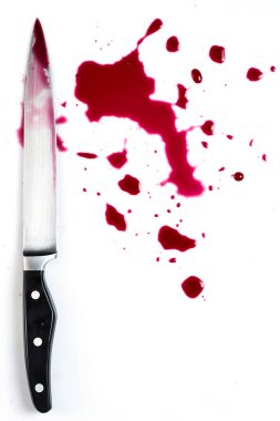 Cinayeti. Kan gölünde bıçak.