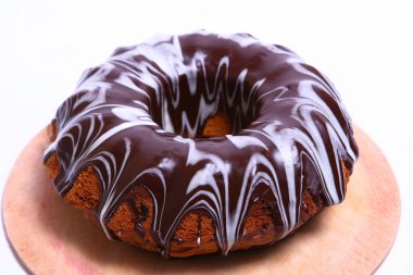 Beyaz arka planda lezzetli meyveli kek.