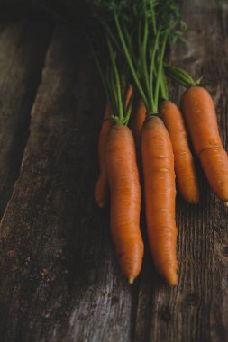 Tahta bir masada nefis havuçlar.