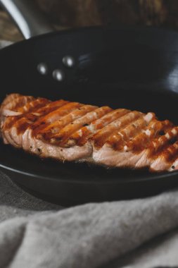 Lezzetli, ızgara somon masada.