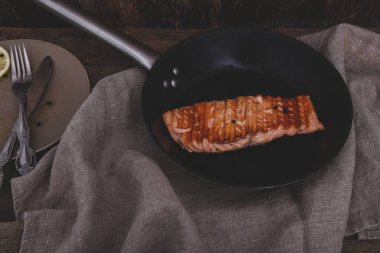 Lezzetli, ızgara somon masada.