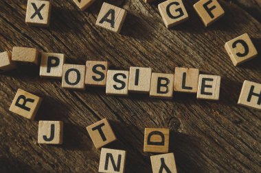 Kelimeler, mümkün. Oyuncak tuğlalar masanın üstünde.